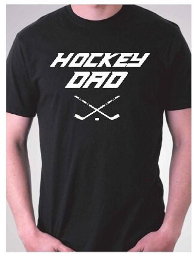 Hockey Dad Shirt T-Shirt Kleidung Erwachsene Männer Hockeyschläger Puck von baby1zmaker4u