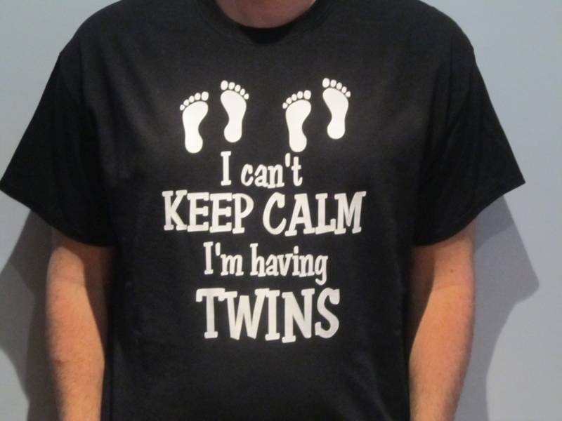 Lustiges Neues Dad Zwillinge T-Shirt Ich Kann Nicht Ruhe Im Daddy Krankenhaus Fußabdrücke Shirt Halten von baby1zmaker4u