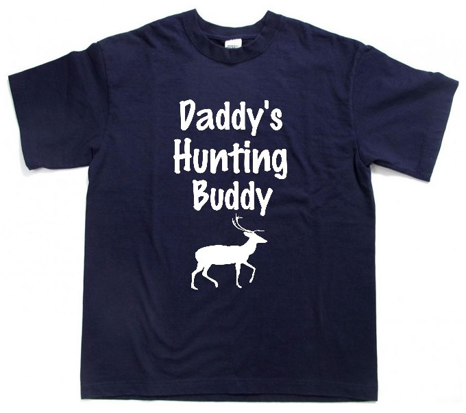 Papas Jagd Buddy T-Shirt Personalisiertes Lustiges Kinder Kleinkind Jugend Jungen Mädchen Jäger T-Shirt Papas Jagd Buddy T-Shirt Personalisiertes Lustiges Kinder Kleinkind Jugend Jungen Mädchen Jäger T-Shirt von baby1zmaker4u