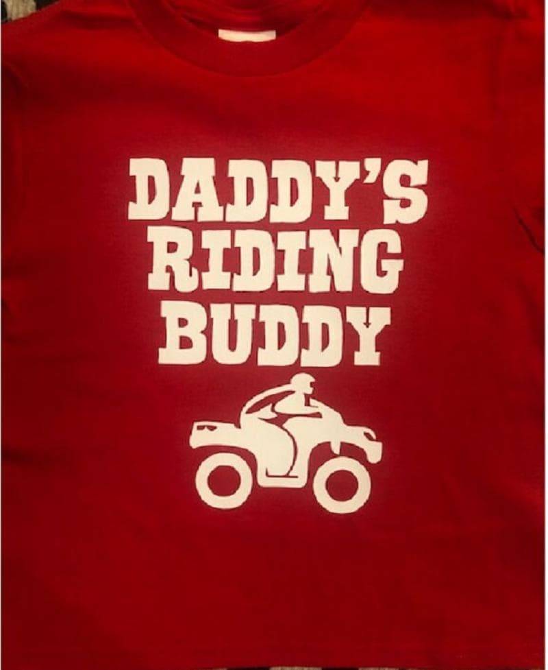 Papas Reitbuddy Atv T-Shirt Kleinkind-Jungen-Mädchen-Jugend-Shirt Quad Rider T-Shirts Papas Reitbuddy Atv T-Shirt Kleinkind-Jungen-Mädchen-Jugend-Shirt Quad Rider T-Shirts von baby1zmaker4u