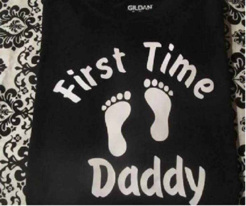 Zum Ersten Mal Papa Shirt Fußabdrücke Schwangerschaft Ankündigung Neue Krankenhaus T-Shirt von baby1zmaker4u