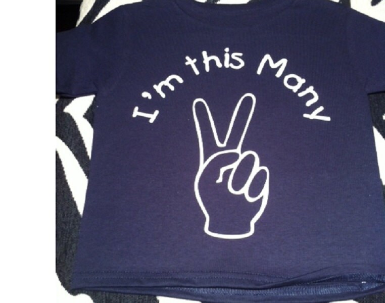 Zwei Jahre Altes Geburtstags-Shirt "Ich Bin Das Viele" Alter 2 Kleinkind-Jungen-Mädchen-T-Shirt Zwei Jahre Altes Geburtstags-Shirt "Ich Bin Das Viele" Alter 2 Kleinkind-Jungen-Mädchen-T-Shirt von baby1zmaker4u