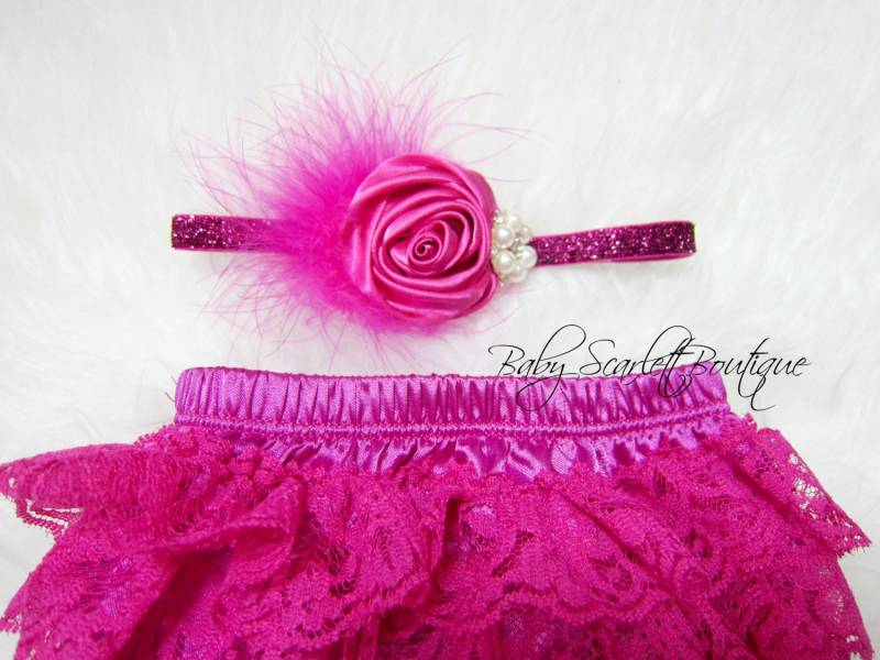 Rosa Baby Girl Spitze Rüschen Bloomer, Windelbezug Und Stirnband Set von babyScarlettBoutique