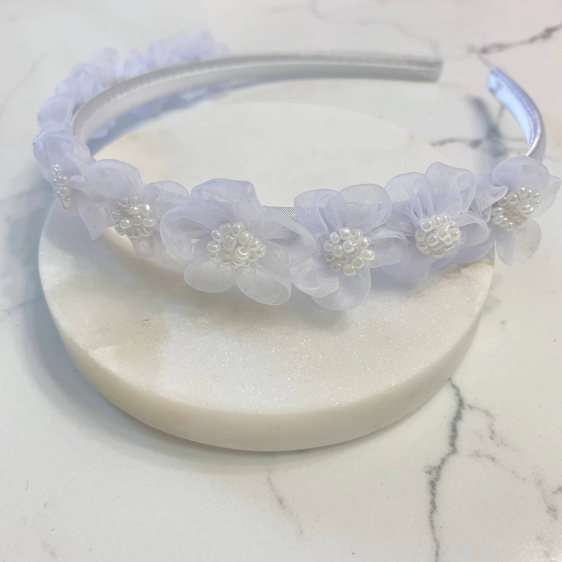 Weißes Blumenmädchen, Bridal Hard Stirnband von babyScarlettBoutique