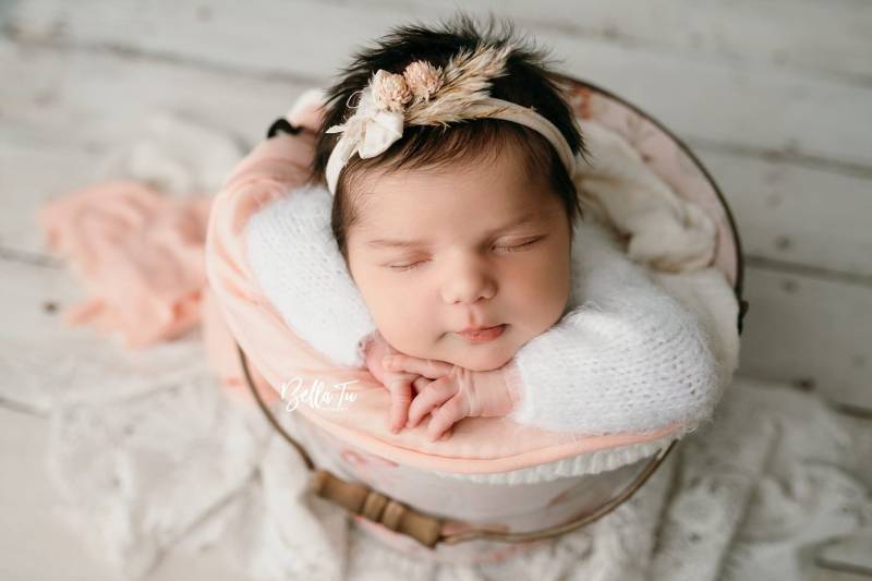 Betsie Schleife Creme Elfenbein Neutral Getrocknete Blumen Krone Haarband Raffhalter Halo Und Pullover Stretch Wrap Texturiert von babybirdieboutique