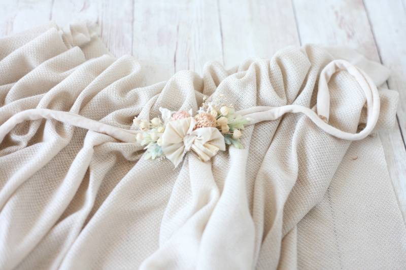Bonnie Set Creme Elfenbein Neugeborene Getrocknete Blumen Krone Haarband Raffhalter Halo Und Pullover Stretch Wrap von babybirdieboutique