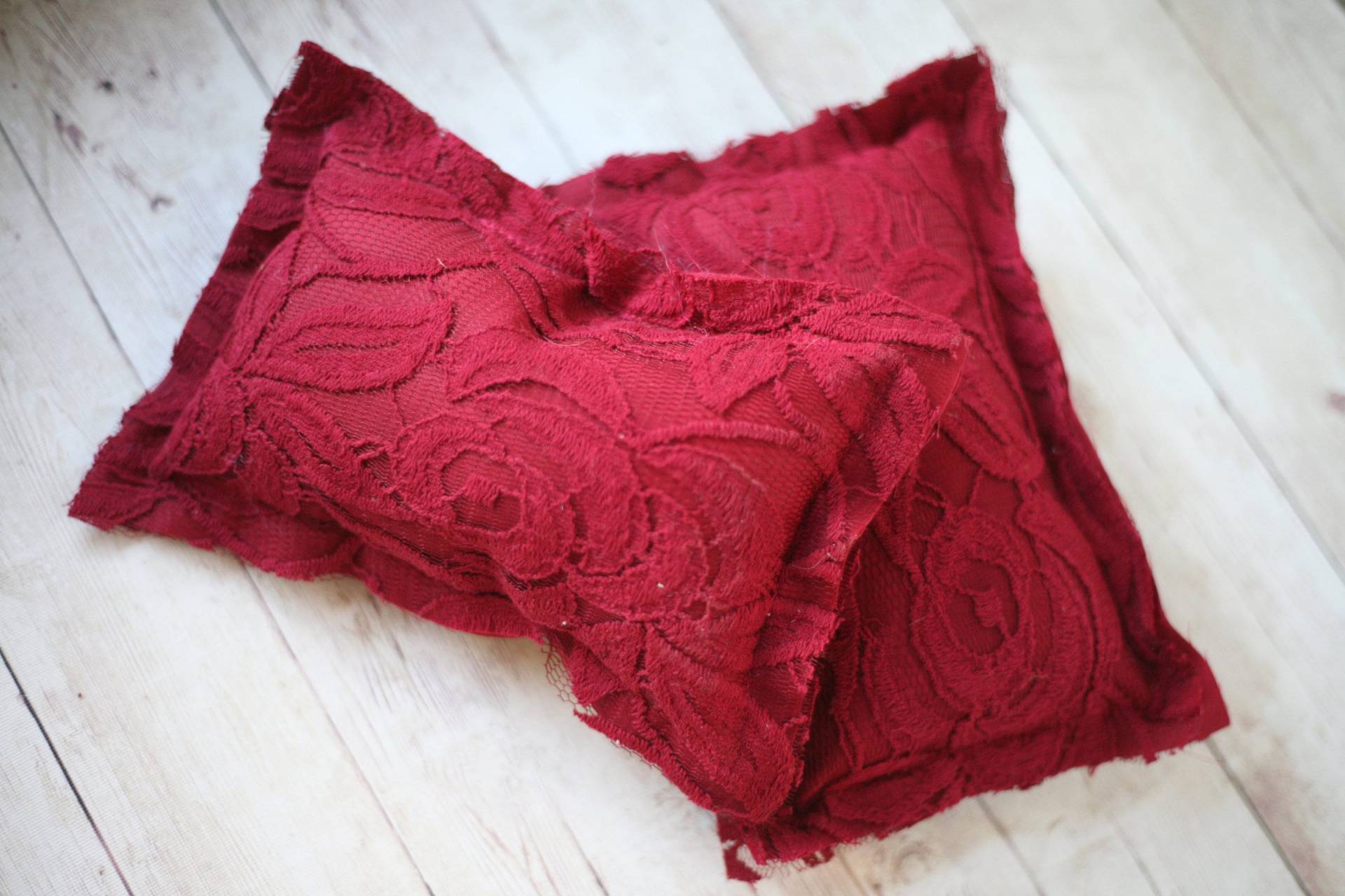 Crimson Red Lace Newborn Posing Kissen von babybirdieboutique