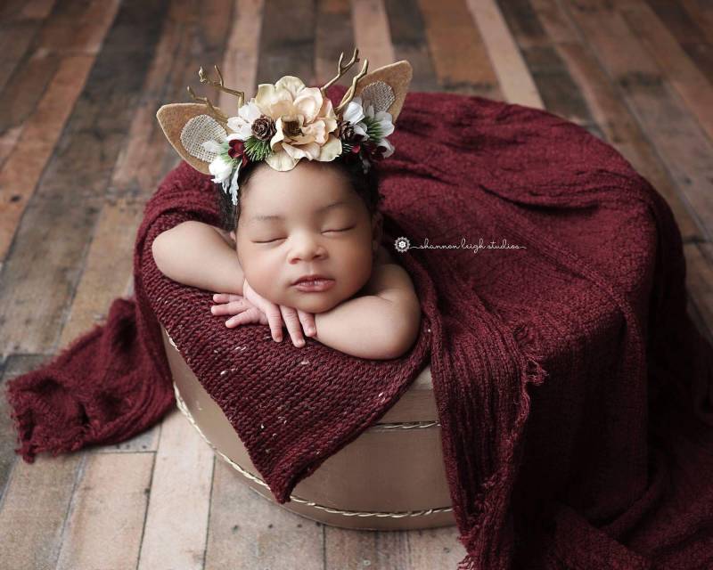 Pine Valley Reh Rehkitz Neugeborenen Weihnachten Rot Winter Tannenzapfen Wald Geweih Krone Halo Blumen Stirnband Requisite von babybirdieboutique