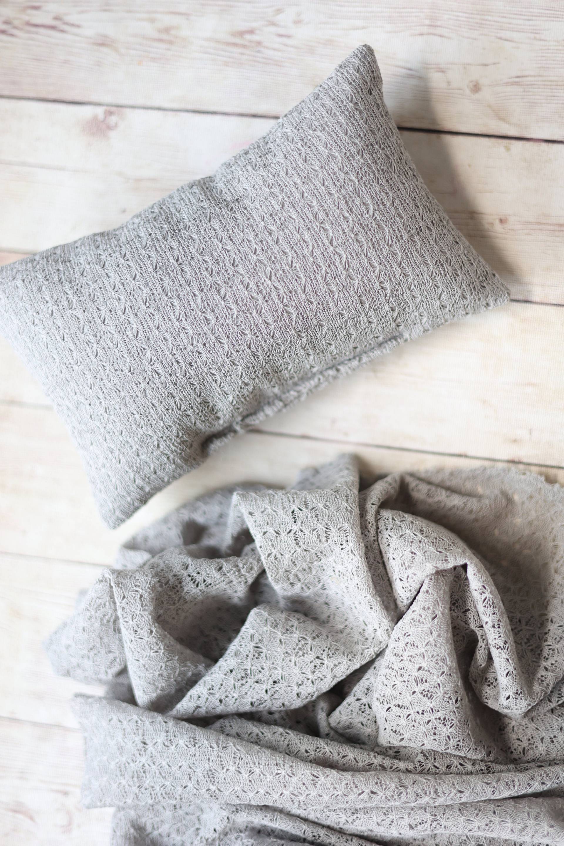 Set Gestrickt Grau Silber Strick Spitzenpullover Neugeborene Stretch Wrap Und Kissen von babybirdieboutique