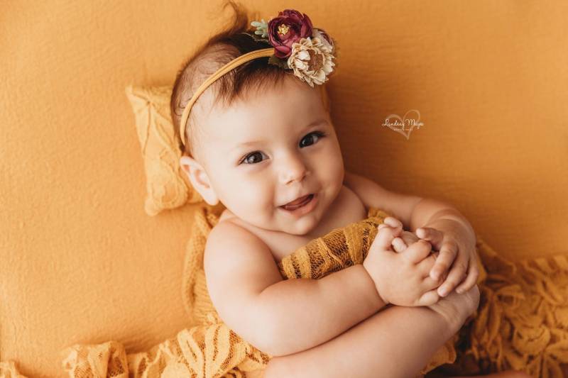 Set Senfgelbe Newborn Stretch Lace Wrap Posierende Stoff Und Kissen von babybirdieboutique