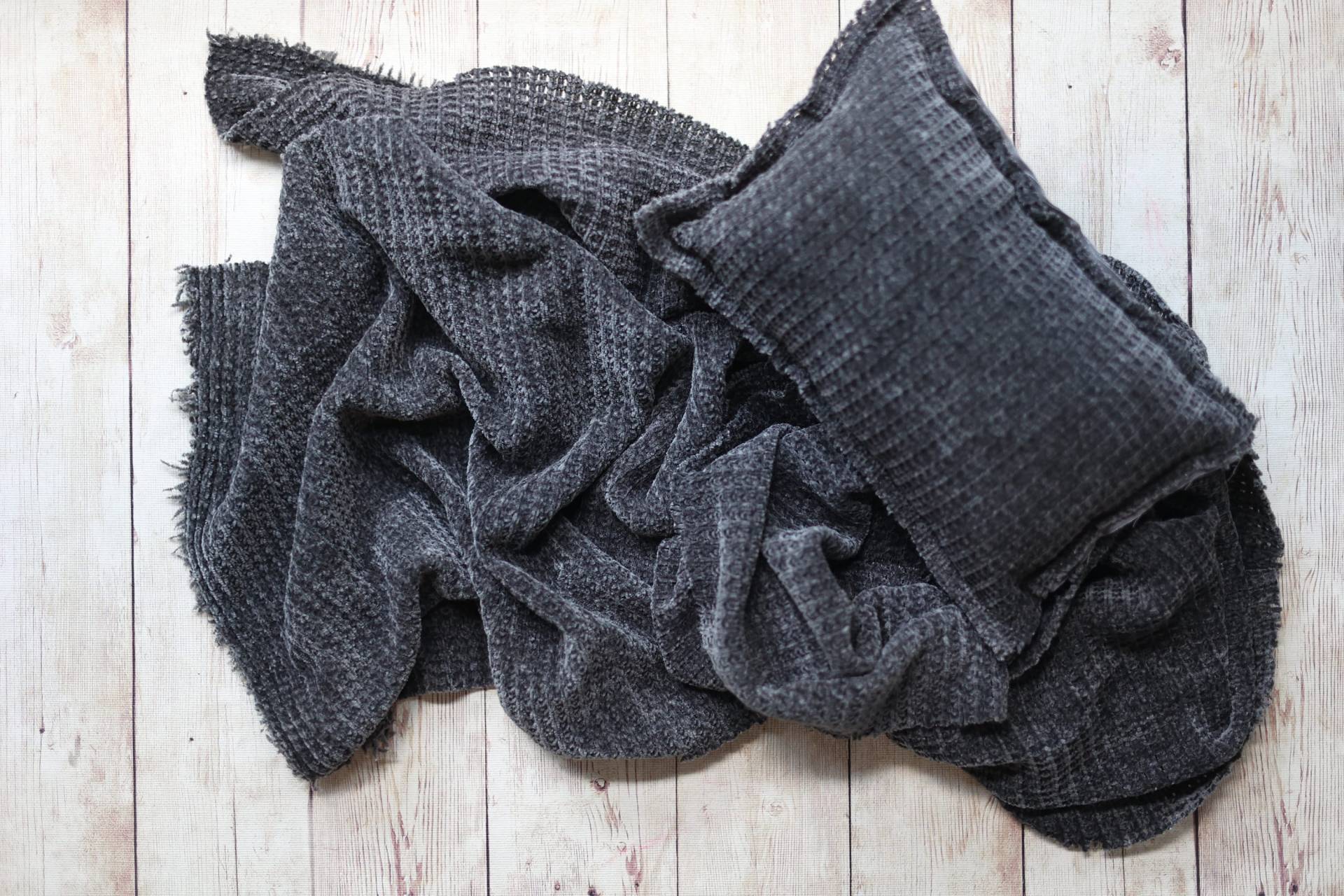 Set Strukturierter Pullover Grau Charcoal Neugeborenen Stretch Wrap Und Kissen Stricken von babybirdieboutique