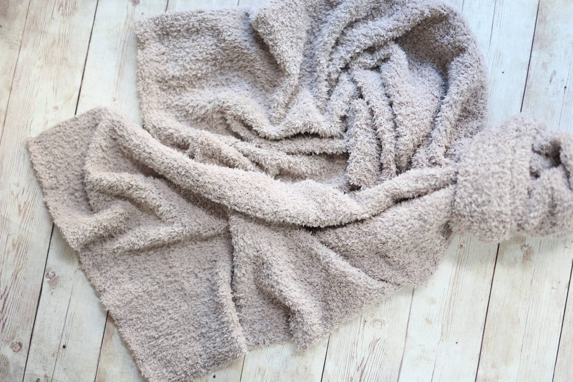 Theodora Taupe Beige Weicher Und Dehnbarer Neugeborenen Stretch Wrap Pullover Strick Chenille Posing Stoff Theodora Taupe Beige Weicher Und Dehnbarer Neugeborenen Stretch Wrap Pullover Strick Chenille Posing Stoff von babybirdieboutique