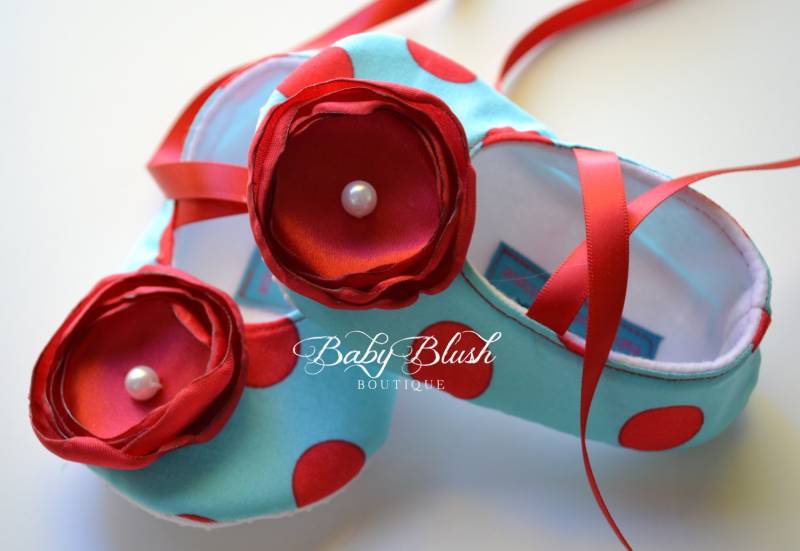 Aqua Red Polka Dot Soft Ballerina Hausschuhe Baby Booties W/Rote Blüten Und Ribbon-Bindungen von babyblushboutique