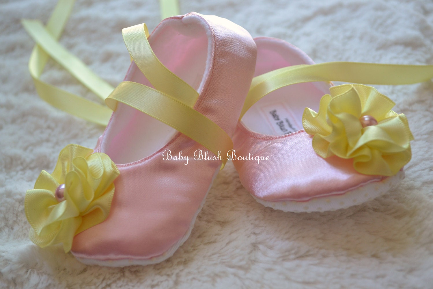 Baby Pink Satin Schuhe Soft Ballerina Slipper Mit Mais Ribbon Bindungen & Flower - Lemonade von babyblushboutique