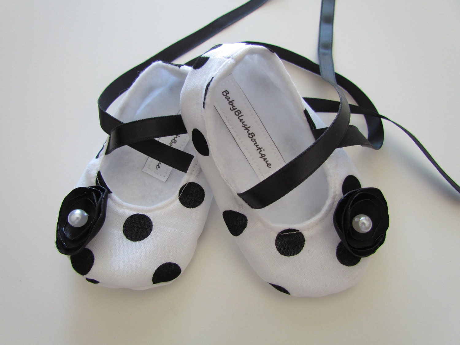 Babyschuhe Schwarz Weiß - Weiche Ballerina Hausschuhe Baby Booties von babyblushboutique