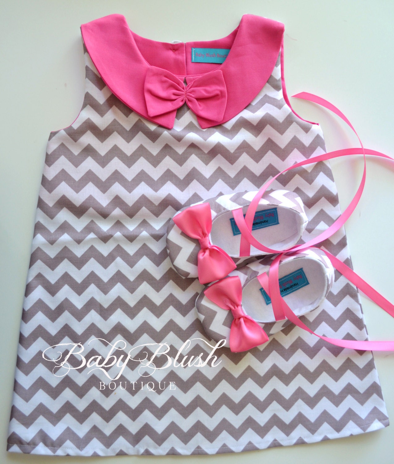 Chevron Grau Retro Kleid Heißen Rosa Kragen Schuhe Set Kleinkinder Outfit Babyschuhe von babyblushboutique