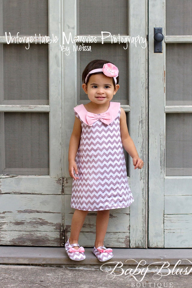 Chevron Grau Retro Kleid Light Pink Collar Schuhe Set Kleinkinder Outfit Babyschuhe von babyblushboutique