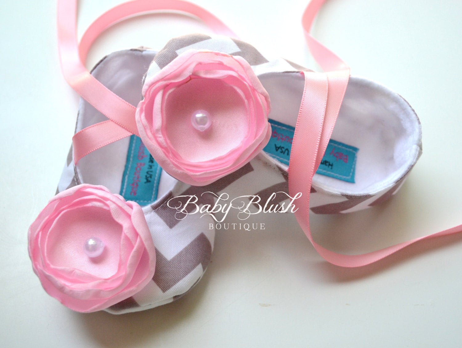 Chevron Grau Weich Ballerina Hausschuhe Baby Booties Mit Rosa Blumen Und Ribbon-Krawatten von babyblushboutique