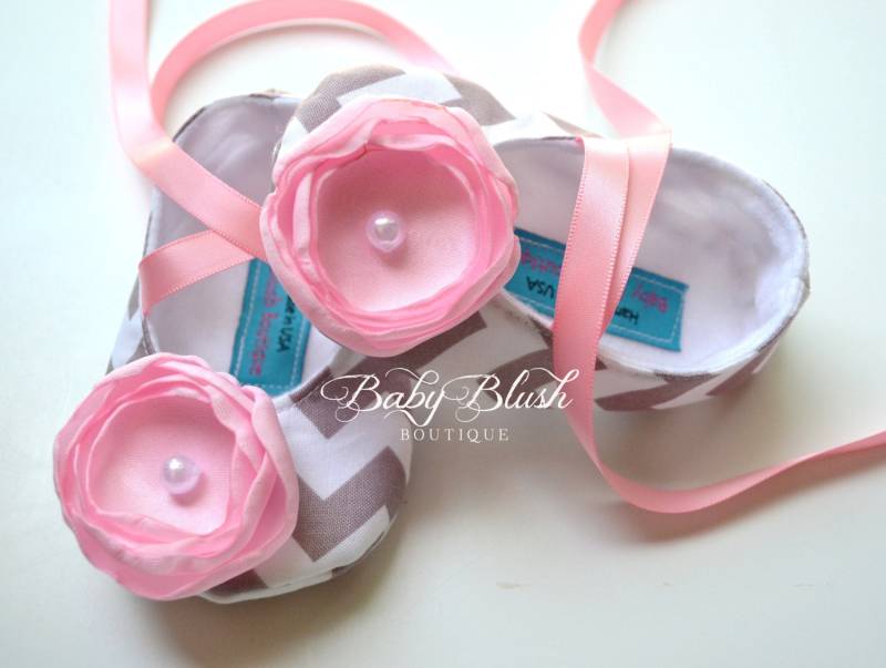 Chevron Grau Weich Ballerina Hausschuhe Baby Booties Mit Rosa Blumen Und Ribbon-Krawatten von babyblushboutique