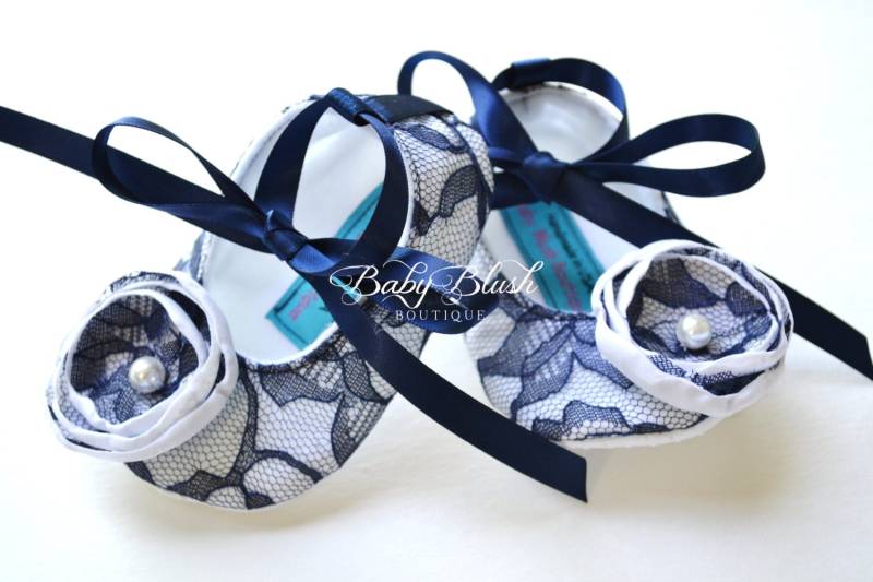 Dunkelblaue Spitze Auf Weißem Vintage Baby Schuhe Ballerina Hausschuhe von babyblushboutique