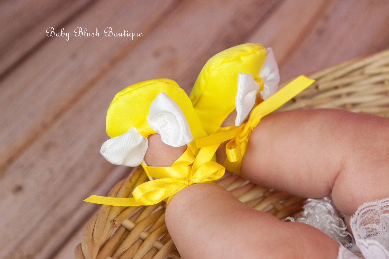 Gelbe Satin Babyschuhe Mit Weißen Bogen Weichen Ballerina Hausschuhe Baby Booties von babyblushboutique