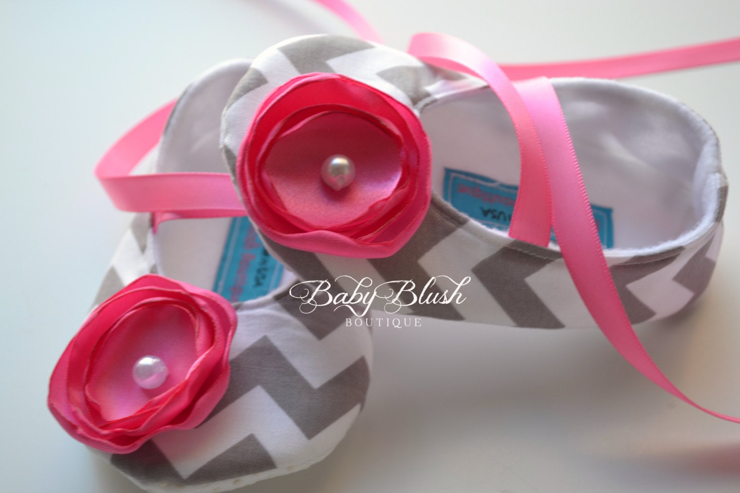 Grau Chevron Soft Ballerina Hausschuhe Baby Booties Mit Heißen Rosa Blüten Und Ribbon-Krawatten von babyblushboutique