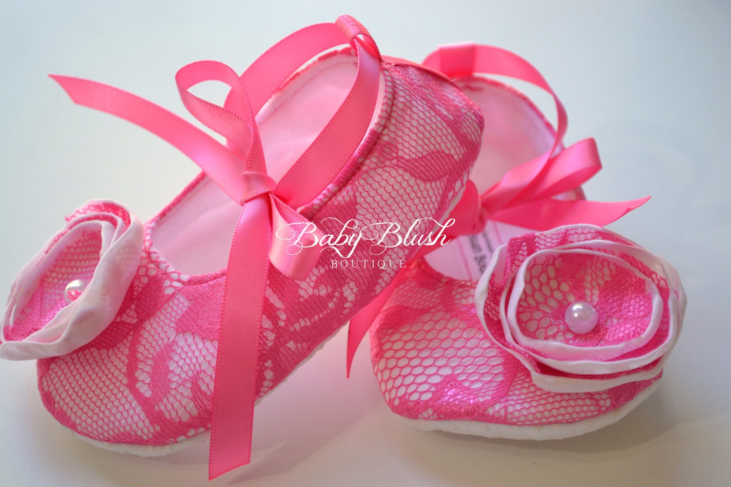 Heißes Rosa Spitze Am Weißen Jahrgang Baby Schuhe Ballerina Hausschuhe von babyblushboutique