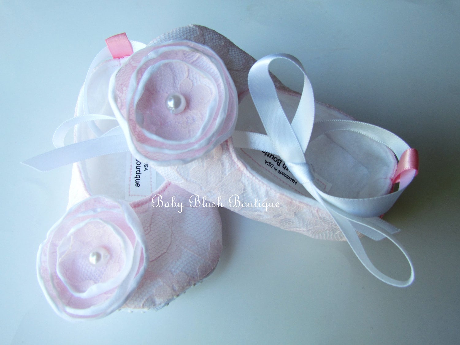 Rosa Spitze Auf Weißen Vintage Babyschuhen Ballerina Hausschuhe von babyblushboutique