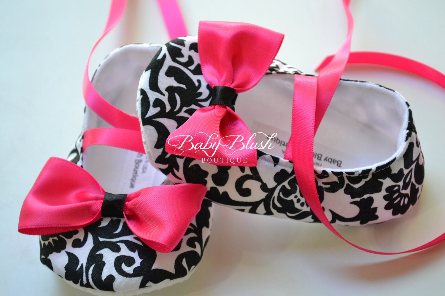 Rosiges Babyschuhe Schwarzweiss Weiche Ballerina Hausschuhe Baby Booties Mit Heißen Rosa Schleife Und Ribbon-Krawatte von babyblushboutique