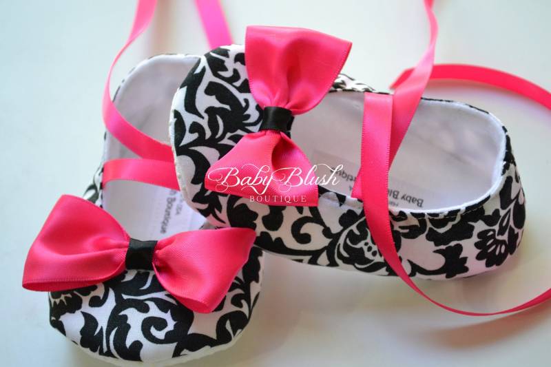 Rosiges Babyschuhe Schwarzweiss Weiche Ballerina Hausschuhe Baby Booties Mit Heißen Rosa Schleife Und Ribbon-Krawatte von babyblushboutique
