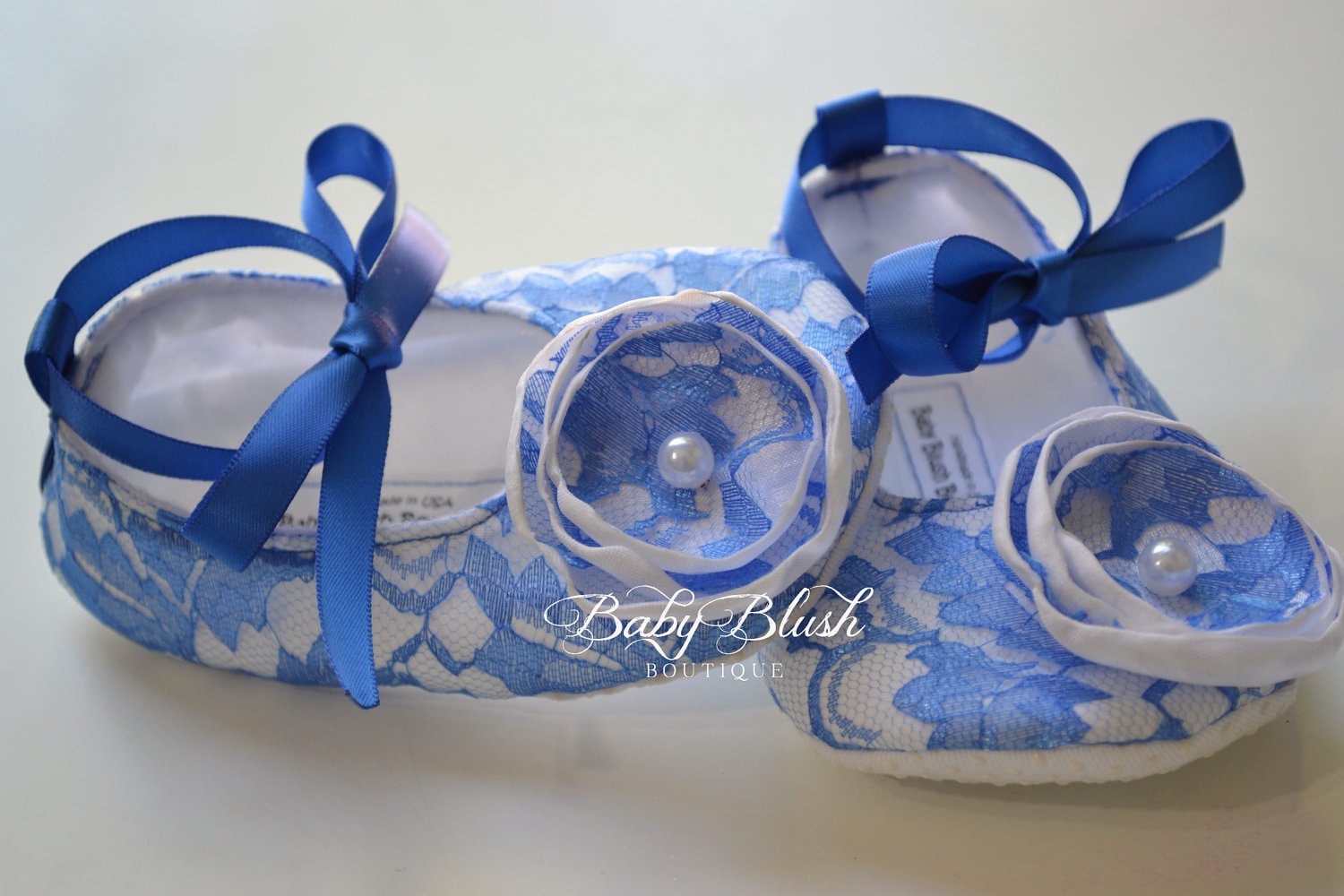 Royal Blue Lace Auf Weiße Vintage Baby Schuhe Ballerina Hausschuhe von babyblushboutique