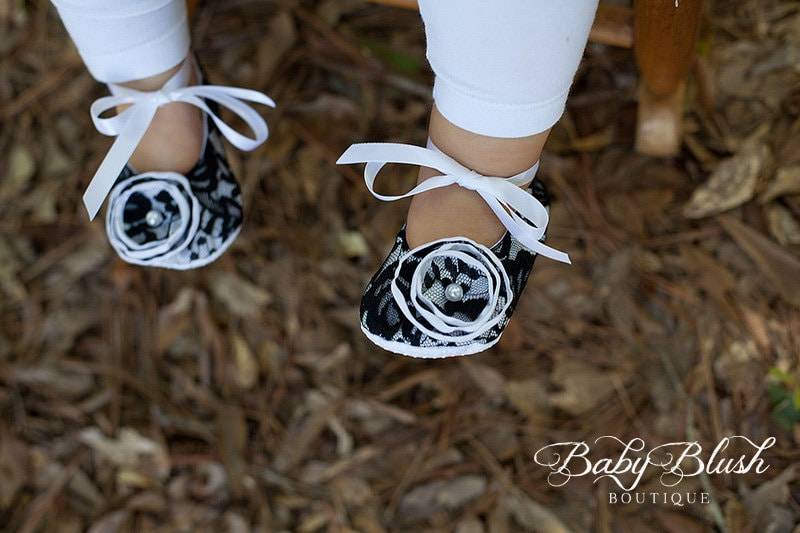 Schwarzer Spitze Auf Weißem Vintage Baby Schuhe Ballerina Hausschuhe von babyblushboutique
