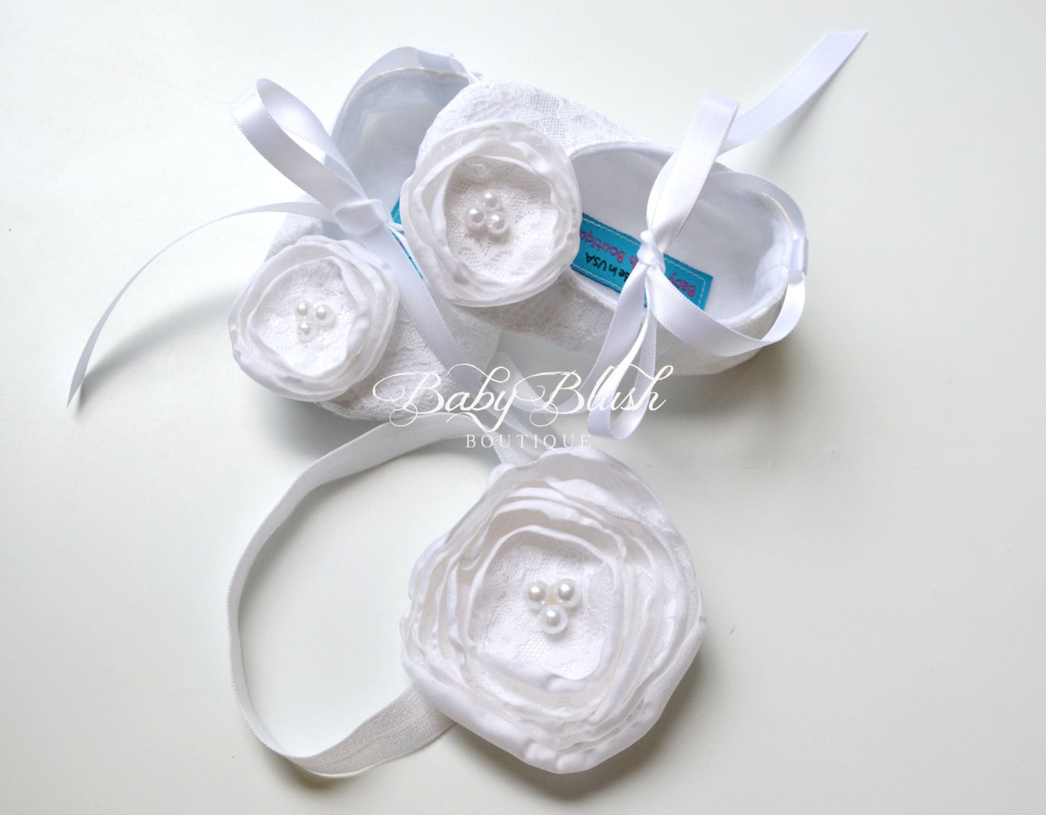 Weisse Spitzen Baby Ballerina Hausschuhe Mit Passendem Stirnband von babyblushboutique