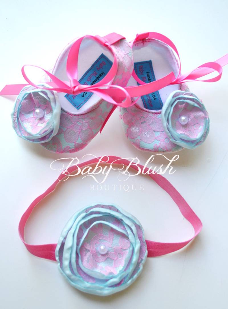 Weisse Spitzen Baby Ballerina Hausschuhe Mit Passendem Stirnband von babyblushboutique