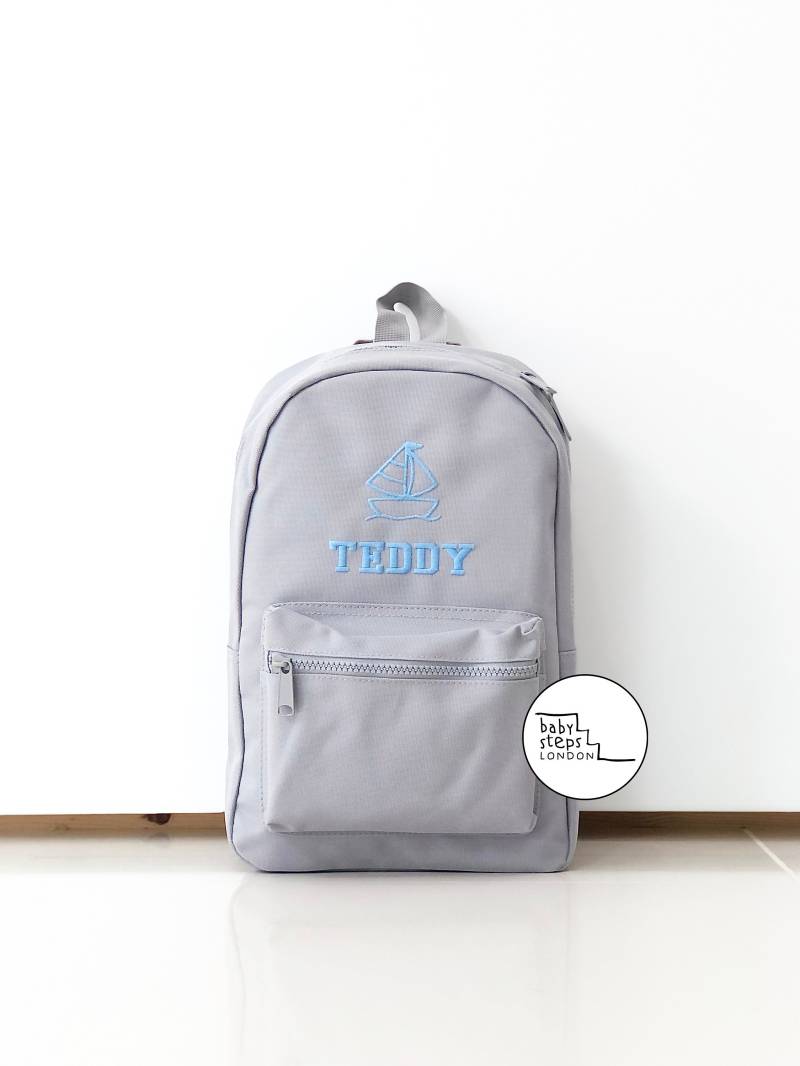 Bestickter Personalisierter Grauer Mini-Rucksack | Kindergartentasche Junge Mädchen Rucksack Benutzerdefinierte Name & Design Geschenkidee von babystepslondon