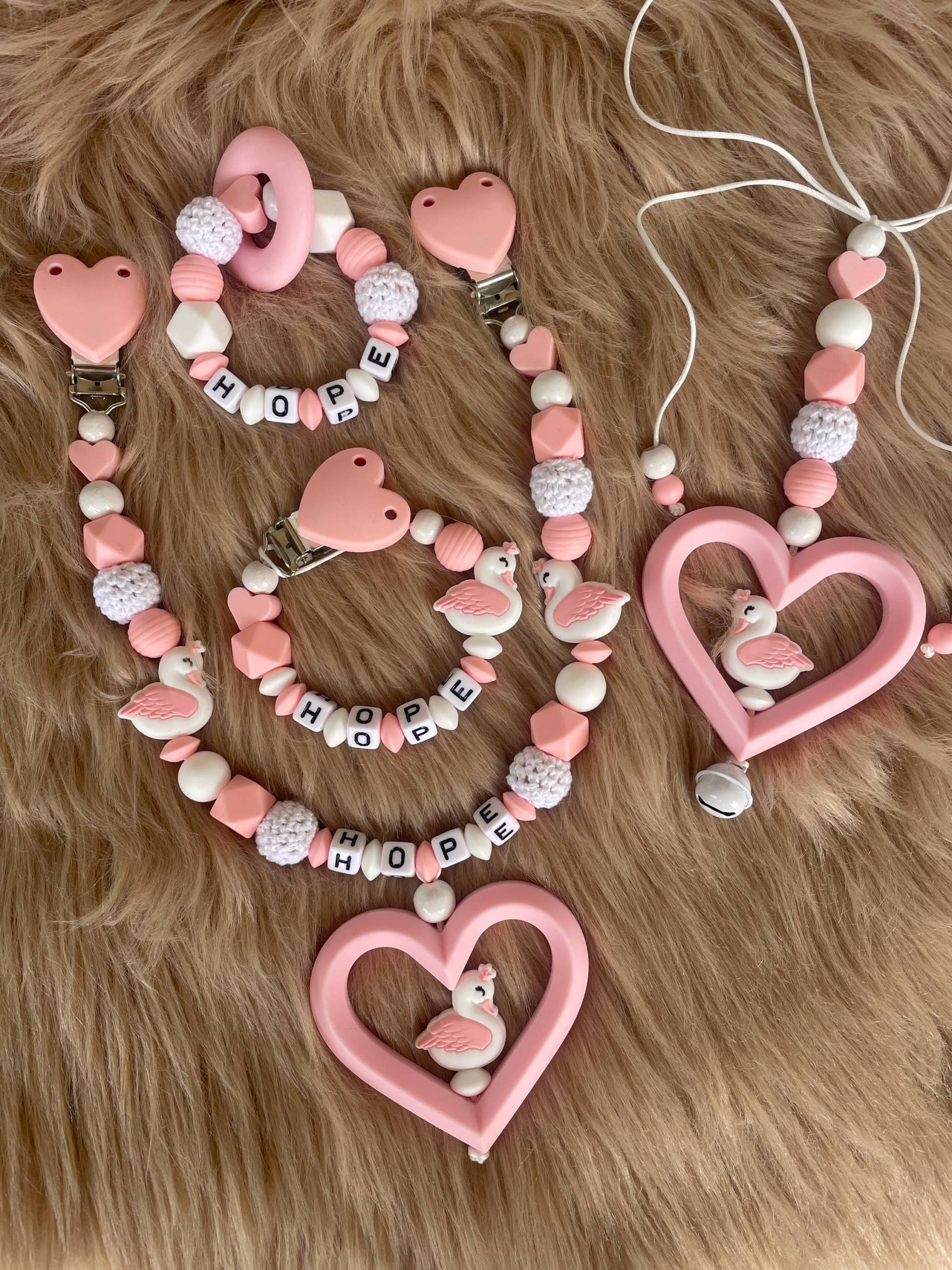 Schnullerkette Schwan Rosa Weiß Kinderwagen Befestigung von babyzauberpresent