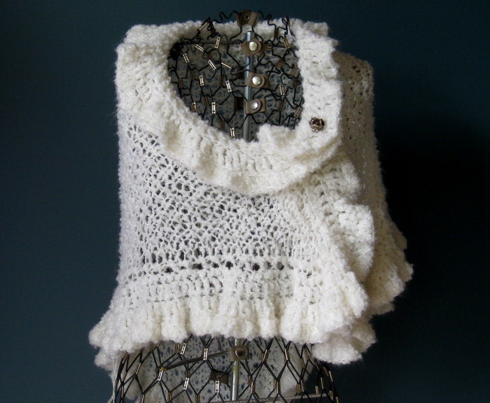 Geraffter Weißer Boucle Schal/Shrug Geraffter Weißer Boucle Schal/Shrug von backroadtextiles