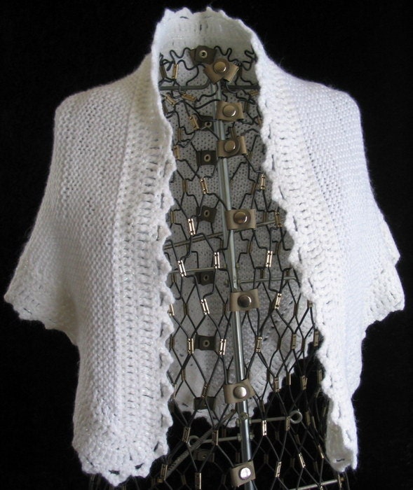 Hochzeitsschal in Weiß Mit Schmetterlingsknopf Und Glitzerborte Hochzeitsschal in Weiß Mit Schmetterlingsknopf Und Glitzerborte von backroadtextiles
