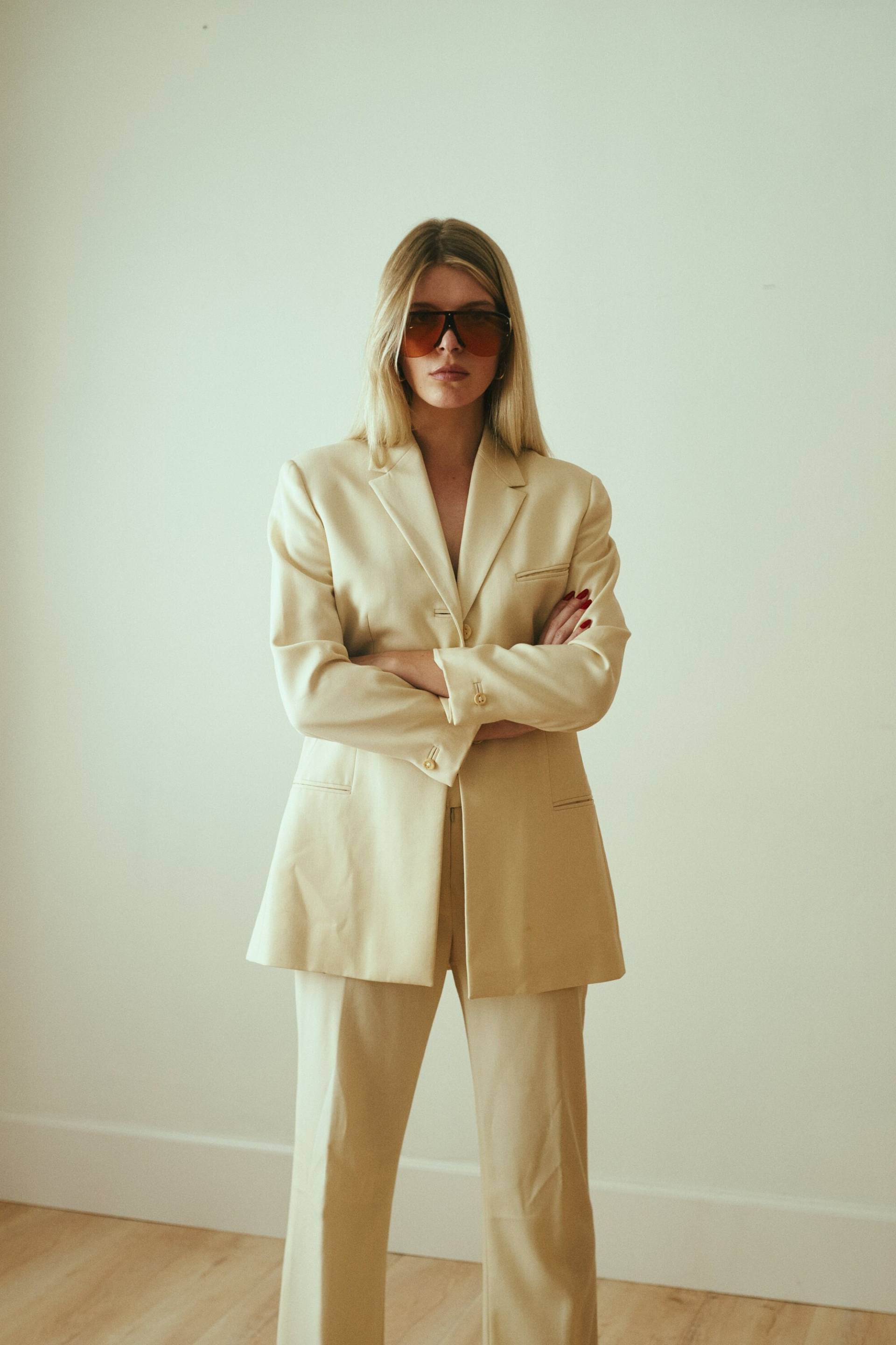 1990Er Jahre Gianni Versace Couture Cremeseide Maßanzug Mit Medusa-Logo + V-Knöpfen It 42 S M Wollseide Off-White Atelier 1990Er Jahre Gianni Versace Couture Cremeseide Maßanzug Mit Medusa-Logo + V-Knöpfen It 42 S M Wollseide Off-White Atelier von backroomclothing