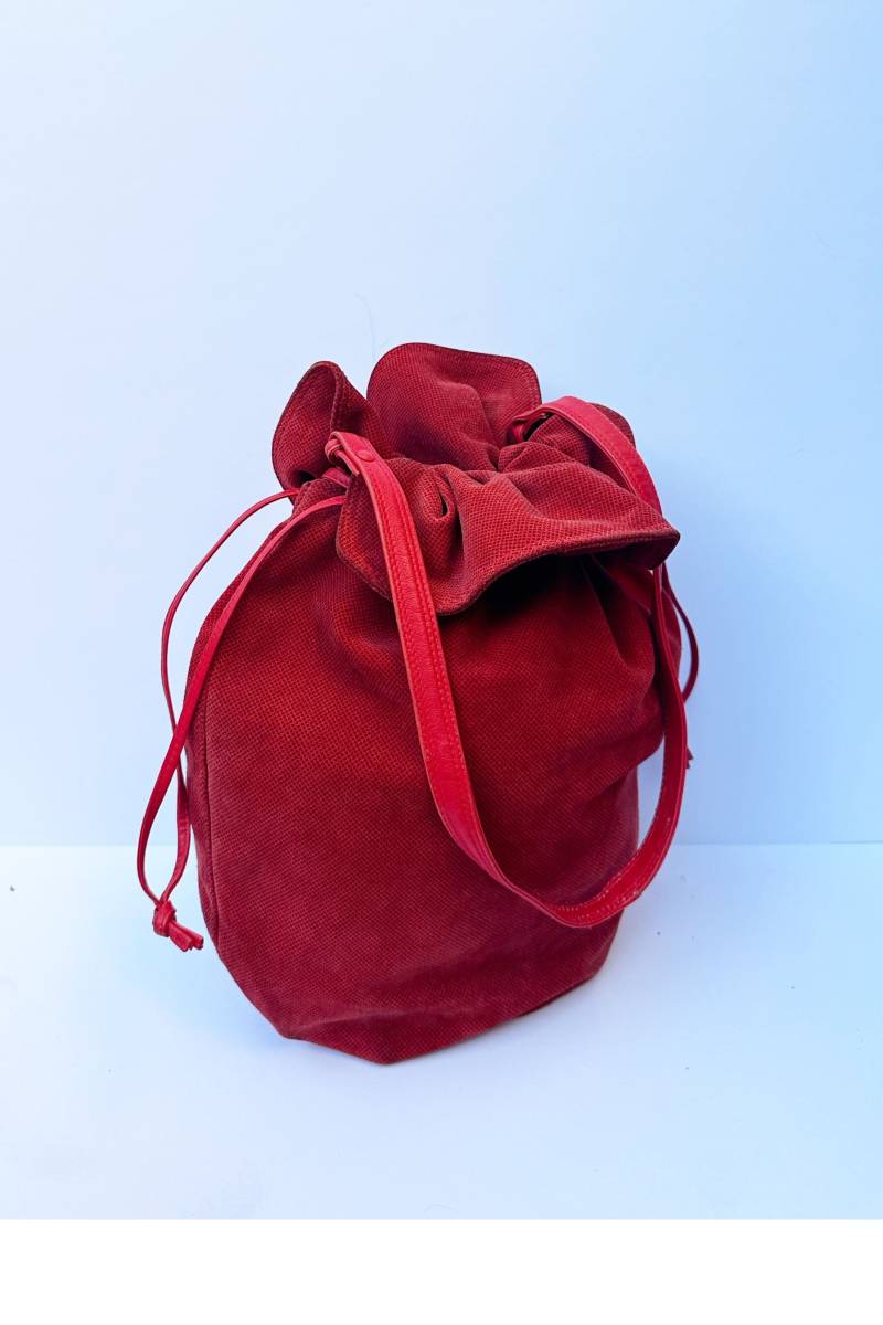 Vintage Bottega Veneta Wildleder Kordelzug Bucket Bag in Kirschrot 90Er Jahre Crossbody Hobo Sack Minimal Handtasche Vintage Bottega Veneta Wildleder Kordelzug Bucket Bag in Kirschrot 90Er Jahre Crossbody Hobo Sack Minimal Handtasche von backroomclothing