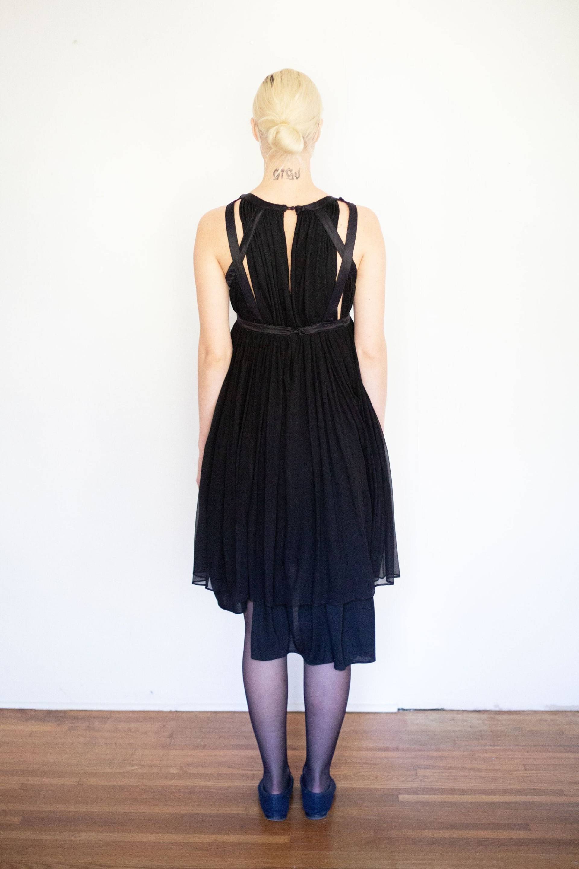 Vintage Louis De Gama Schwarzes Kleid Seidenchiffon-Korsett-Overlay, Offener Rücken Vintage Louis De Gama Schwarzes Kleid Seidenchiffon-Korsett-Overlay, Offener Rücken von backroomclothing