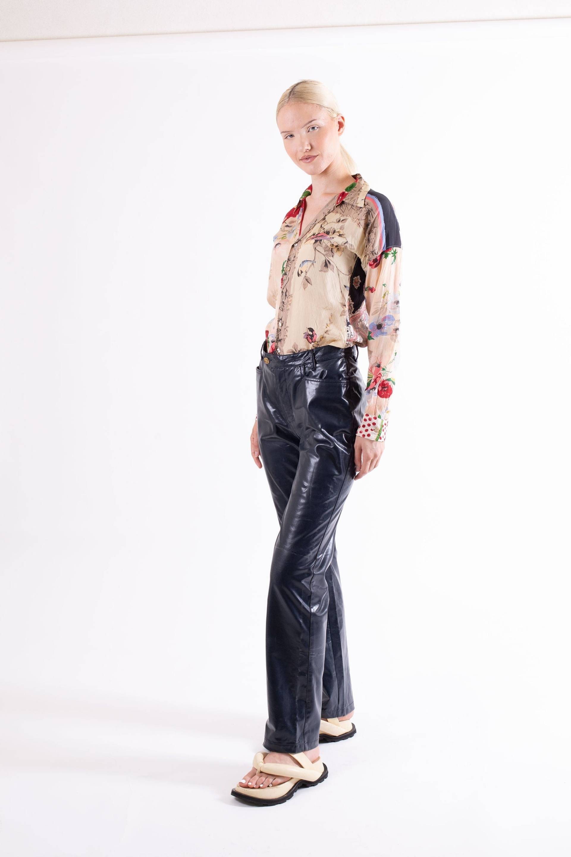 Vintage Moschino Jeans Schwarze Kunstleder Y2K Hose | Größe 29-31 Vintage Moschino Jeans Schwarze Kunstleder Y2K Hose | Größe 29-31 von backroomclothing