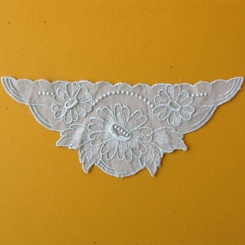 Himmel Blau Floral Emboidered Applikation Stück Gewellte Dreieckige Form Himmel Blau Floral Emboidered Applikation Stück Gewellte Dreieckige Form von backstashandbygones