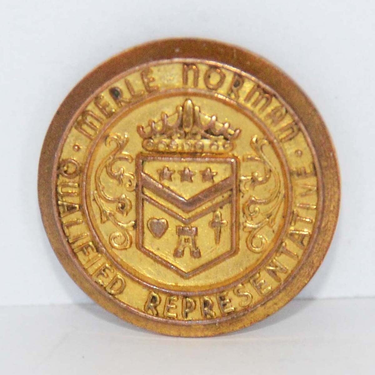 Seltene Vintage Merle Norman Kosmetik Qualifizierte Repräsentantin Anstecknadel Aus Messing - Crest Werbeanstecknadel Santa Monica, Kalifornien Seltene Vintage Merle Norman Kosmetik Qualifizierte Repräsentantin Anstecknadel Aus Messing - Crest Werbeanstecknadel Santa Monica, Kalifornien von backstashandbygones
