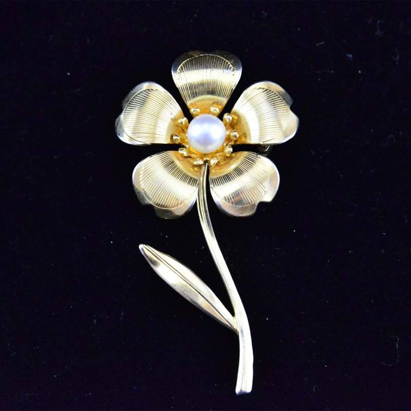 Vintage Gold Ton Blumen Brosche Oder Anstecknadel Mit Kunstperle Mittelakzent Ca. 1960Er Jahre Vintage Gold Ton Blumen Brosche Oder Anstecknadel Mit Kunstperle Mittelakzent Ca. 1960Er Jahre von backstashandbygones