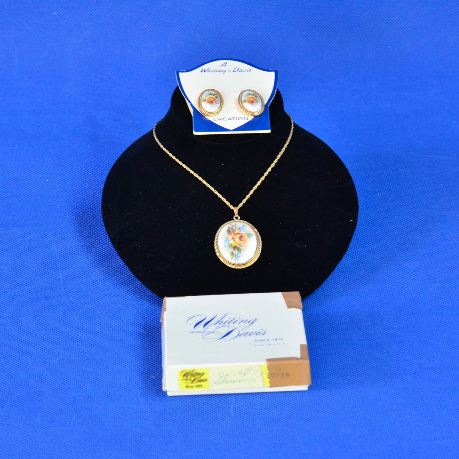 Wittling Und Davis Porzellan Halskette Clip Ohrring Set - Gelbe Rosen Blau Vergiss-Me-Nots Original Box-Original Verkauf Display-Karte-1960Er Jahre Wittling Und Davis Porzellan Halskette Clip Ohrring Set - Gelbe Rosen Blau Vergiss-Me-Nots Original Box-Original Verkauf Display-Karte-1960Er Jahre von backstashandbygones