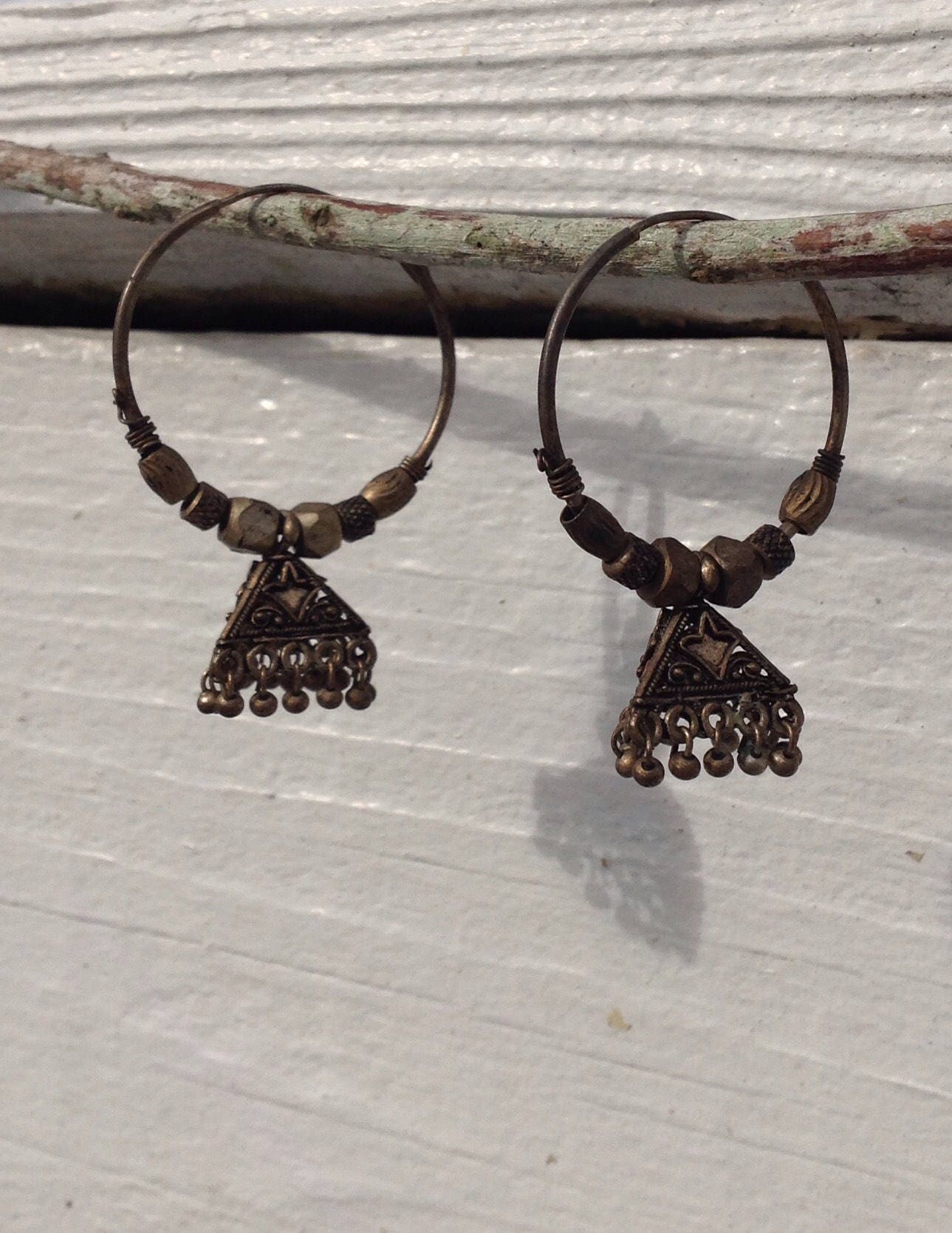 Antike Bronze // Kupfer Perlen Creolen Mit Baumelnden Pyramiden Antike Bronze // Kupfer Perlen Creolen Mit Baumelnden Pyramiden von bacola