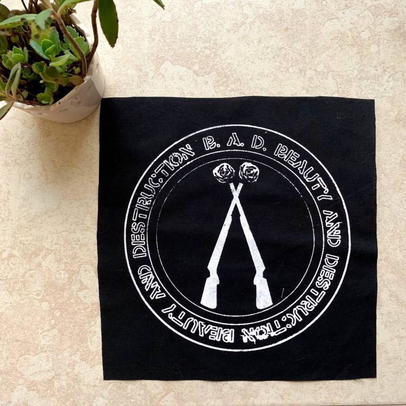B.a.d. "Patch - "Beauty & Deflektion" Backpatch Punk Siebdruck Gewehr Und Blumengrafik 23x23cm" B.a.d. "Patch - "Beauty & Deflektion" Backpatch Punk Siebdruck Gewehr Und Blumengrafik 23x23cm" von badbrainn