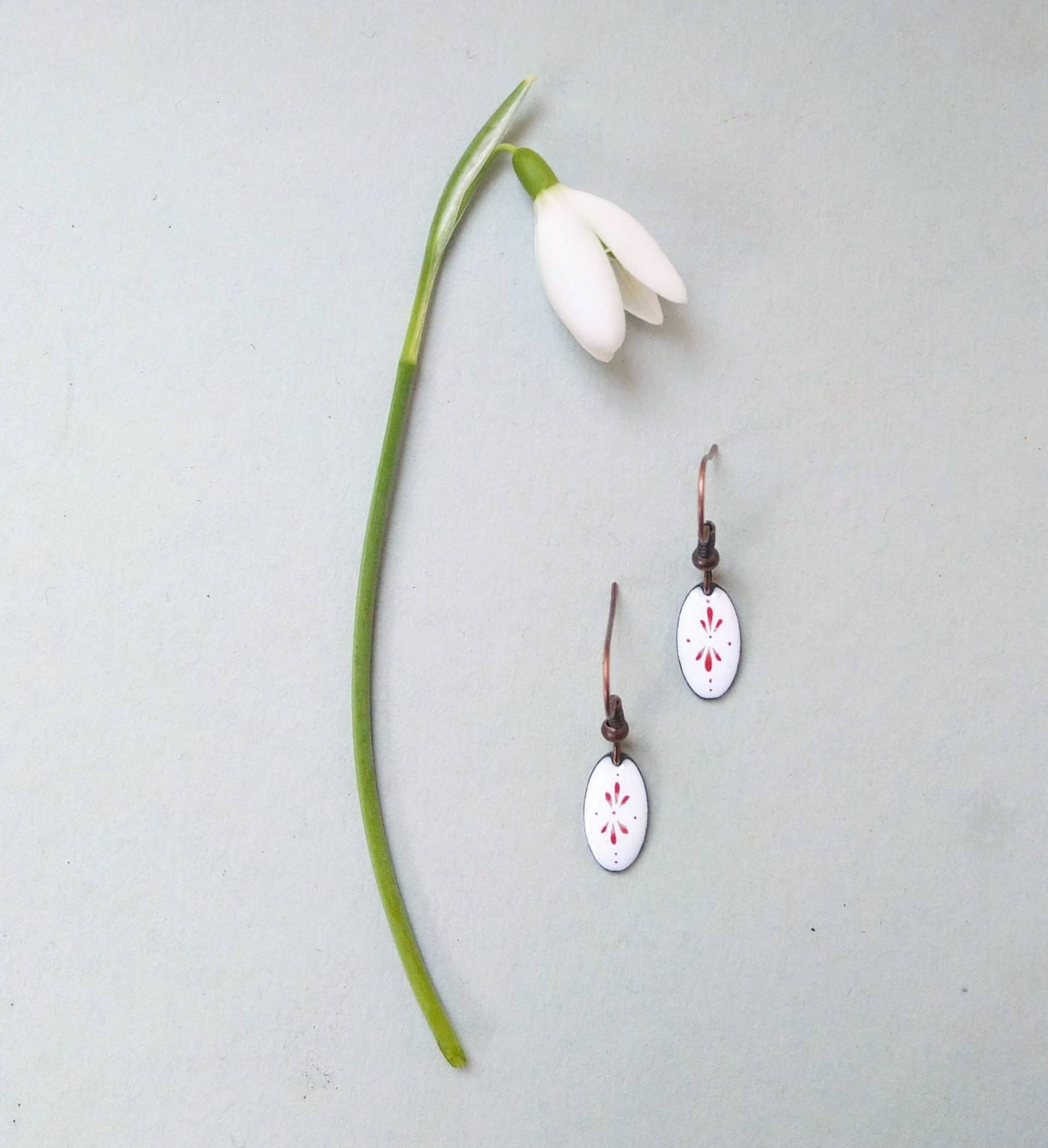 Ovale, Weiße Emaille-Ohrhänger Mit Ornament, Handgemacht Ovale, Weiße Emaille-Ohrhänger Mit Ornament, Handgemacht von bagatellchen