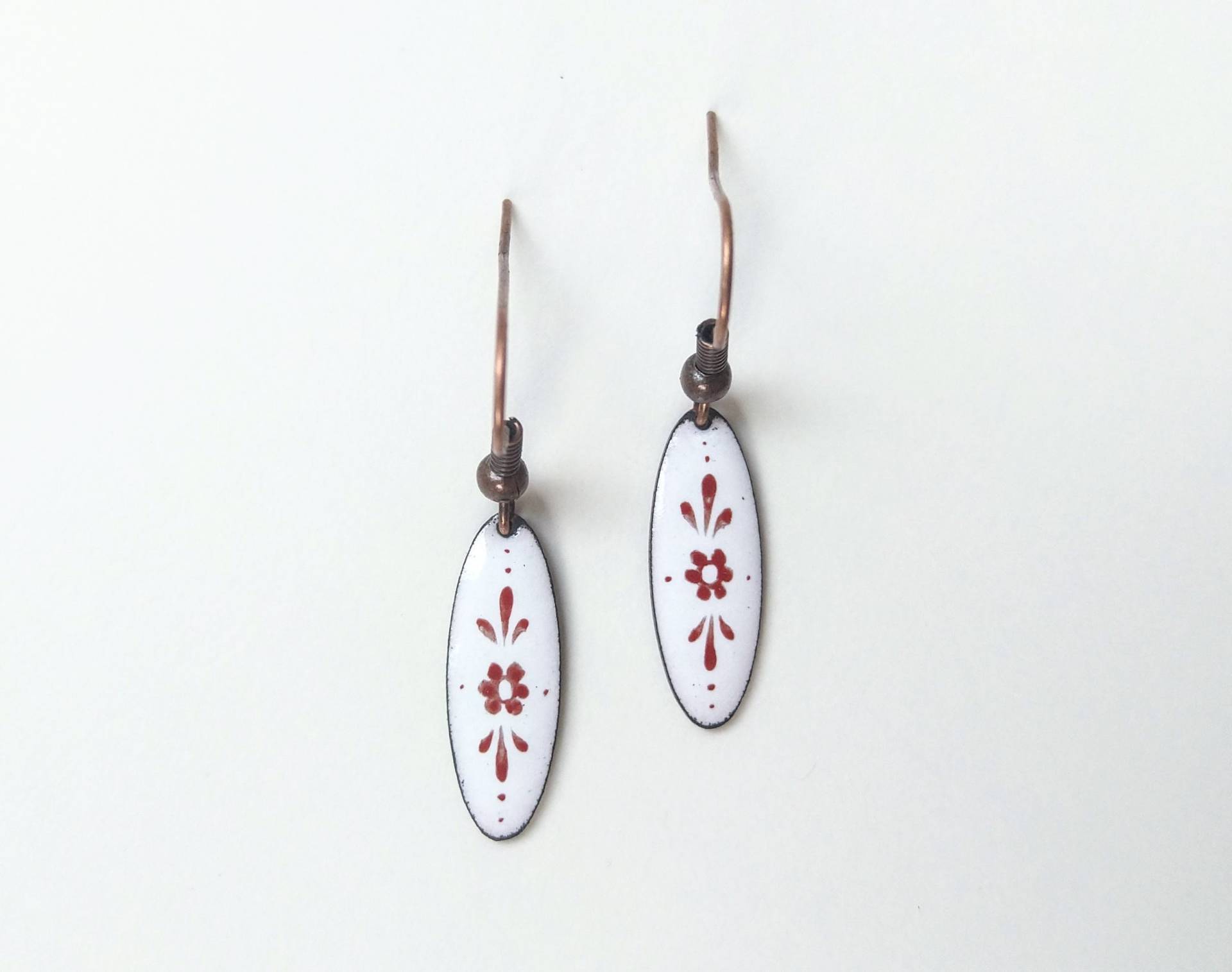 Weiße Emaille-Ohrhänger Mit Ornament, Handgemacht Weiße Emaille-Ohrhänger Mit Ornament, Handgemacht von bagatellchen